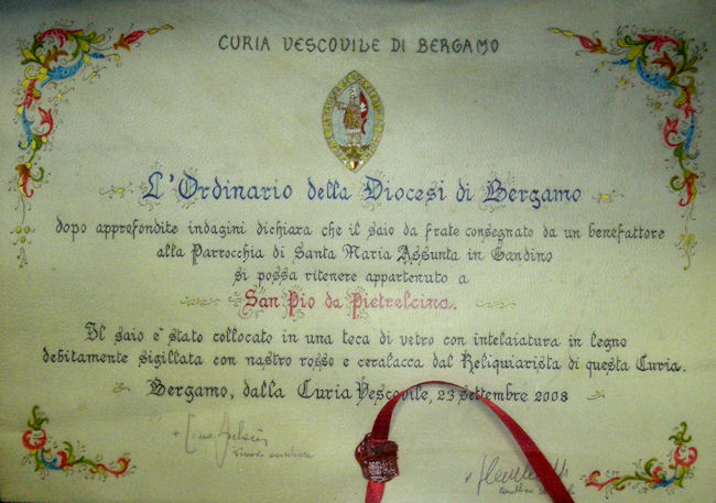 Il decreto vescovile che attesta l'autenticità del saio