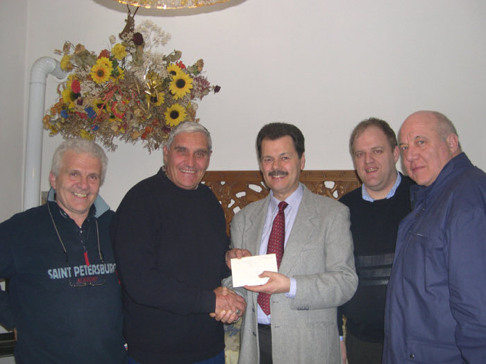 La consegna dell'importo raccolto a Mons. Angelo Gelmi