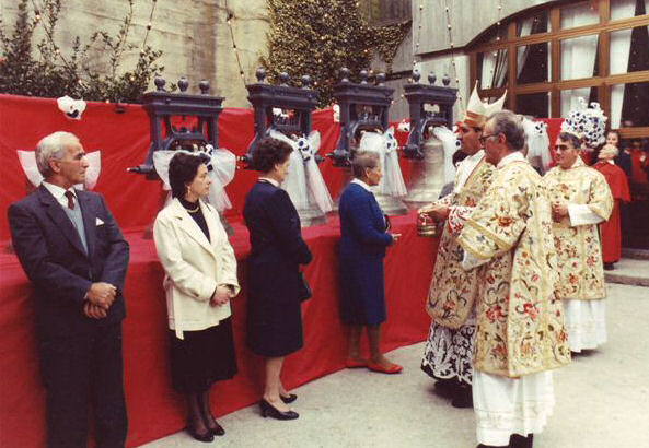 La benedizione delle nuove campane nel 1987