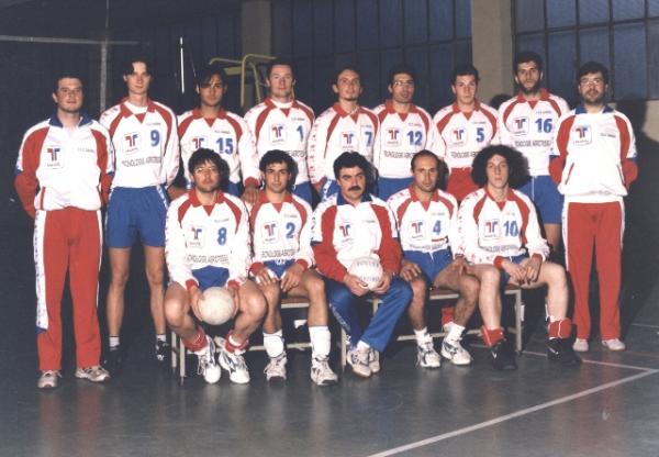 Un'immagine del G.S.O. Pallavolo Gandino del 1998: in basso a destra, con il numero 4, il compianto Roberto Bonazzi