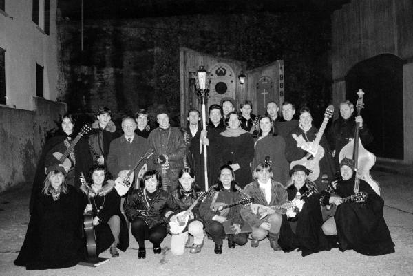 Una foto del gruppo "La Pastorèla" risalente agli anni '80