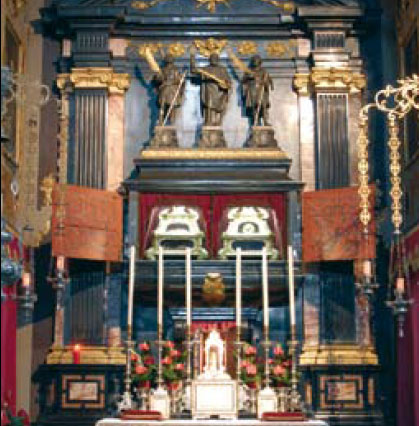 L'altare dedicato ai SS. Martiri Patroni in Basilica