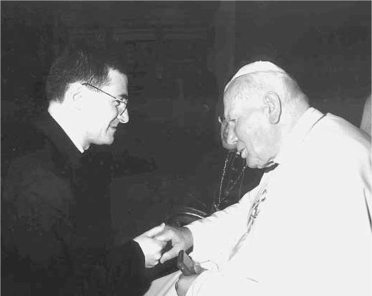 Giovanni Paolo II stringe la mano di don Paolo Rudelli, all’epoca seminarista a Roma. Don Paolo ha avuto l’opportunità di incontrare diverse volte il Pontefice. «Mi colpiva la sua volontà di conoscere uno per uno gli studenti del seminario, voleva incontrarci, stringerci la mano, ci guardava negli occhi. Era il suo stile, il suo modo di essere, esprimeva la sua grande umanità». Rudelli è oggi segretario della nunziatura di Varsavia.