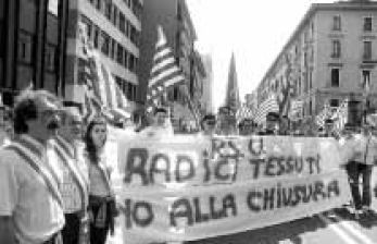 La protesta dei lavoratori di Isola Dovarese: in primo piano i tre sindaci (foto Beppe Bedolis)