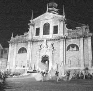Il sagrato della basilica, teatro della rappresentazione storica (foto Rottigni)