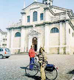 Sosta davanti alla basilica di Gandino