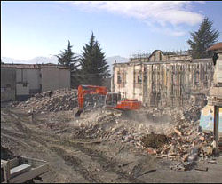 I lavori di demolizione della vecchia struttura