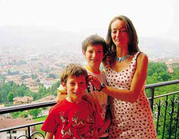 Daniela con i suoi due figli, Francesco e Sebastiano, 11 e 8 anni, sul balcone di casa, a Barzizza