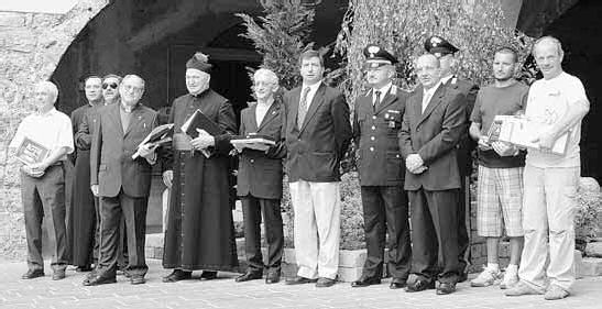 .Il gruppo dei benemeriti premiati domenica a Gandino con le autorità