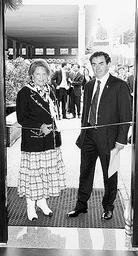 Luciana Previtali Radici e Angelo Radici al taglio del nastro.