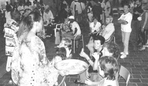 La serata etnica dello scorso 22 luglio, in piazza a Gandino. Sabato a Peia immigrati e bergamaschi prepareranno una cena internazionale