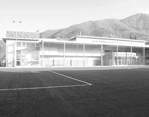 Una panoramica del campo e del porticato che caratterizzano il centro di aggregazione parrocchiale di Gandino