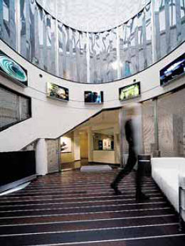 La torre centrale del complesso che ospita la sede del gruppo Radici, inaugurata lo scorso anno, con cinque opere di Mariella Bettineschi, l’artista che stasera presenterà l’installazione «Octabins»