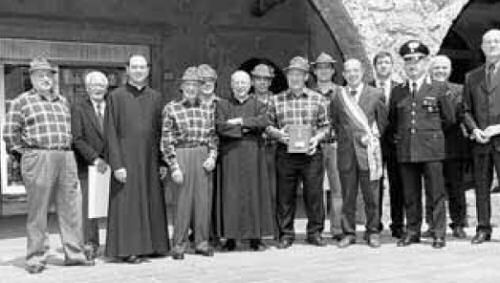 Il Gruppo alpini e i sacerdoti premiati