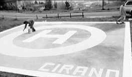 I volontari della squadra antincendio ridipingono la piattaforma.