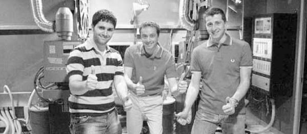 .I proiezionisti volontari Walter Tresoldi, Francesco Parolini e Andrea Carnazzi nella nuova cabina di proiezione del cineteatro «Loverini»