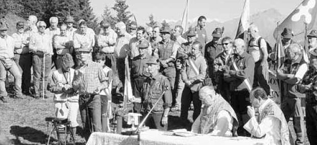 I capigruppo degli alpini e i delegati Cai di Gandino e Clusone mentre partecipano alla Messa