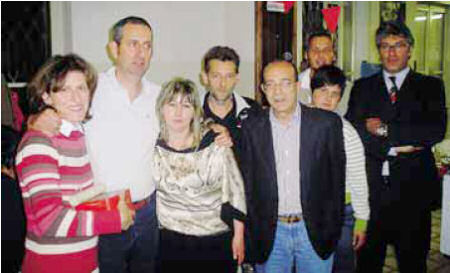 Adonella e Maurizio Poggi (primi da sinistra) con amici volontari e i sindaci di Gandino e Cazzano