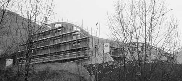 Il «castello» della palestra: il 28 gennaio la posa delle arcate di copertura