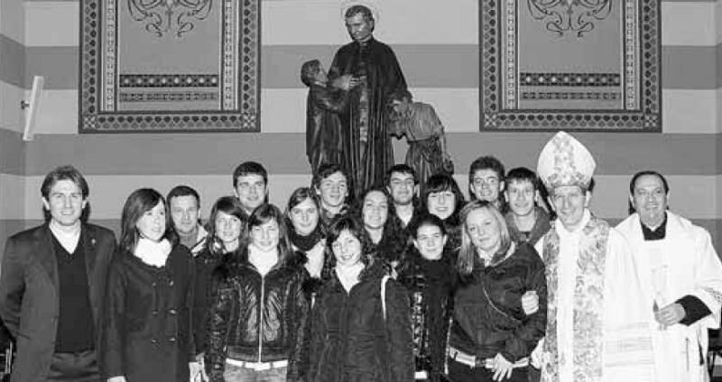 I diciottenni in posa davanti alla statua di don Bosco insieme al prevosto, al curato e al nunzio apostolico a Cuba, Luigi Bonazzi