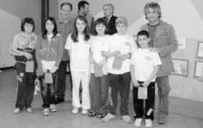 Gli alunni premiati al concorso di disegno a Cirano