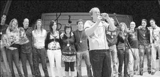 Il vincitore Roberto Zaninoni con tutti i partecipanti sul palco