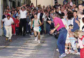 Attilio Testa raccoglie le uova nel 2003: questa sera giocherà lo stesso ruolo.