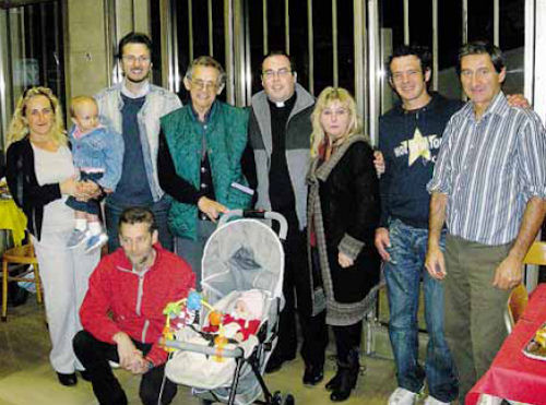 La famiglia di Angelica (in braccio alla mamma Massimiliana, a sinistra) all’oratorio di Cazzano