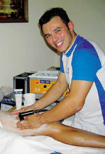 Fabio Della Torre, massofisioterapista di Gandino, al lavoro