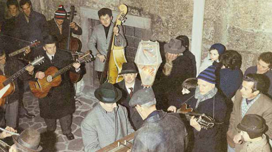 La «Pastorèla» a Gandino, in una foto degli Anni ’60. In alto, Giovanni Ongaro in primo piano al mandolino, in una foto di Domenico Lucchetti