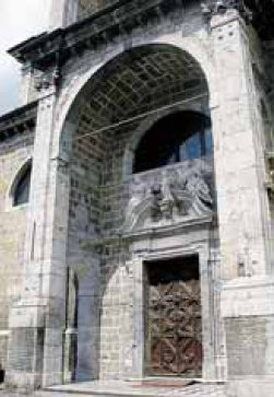 Il portale della basilica a nuovo