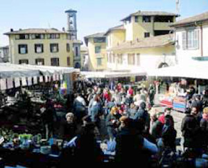 Il centro storico invaso dalle bancarelle e dai visitatori