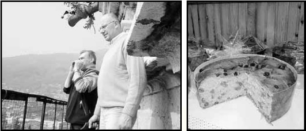 Da sinistra, Emanuele Bertocchi e Celestino Caccia sul campanile della basilica di Gandino; la «Cruca», dolce tipico della Settimana Santa