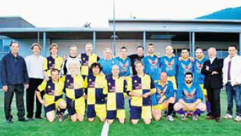 Le formazioni di preti e carabinieri con i rispettivi allenatori