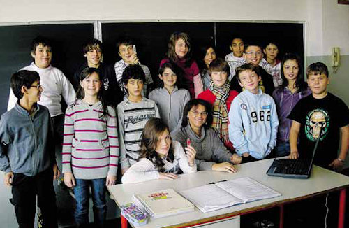 Gli alunni della 1ª C delle medie di Gandino e la professoressa Ceresoli con il portatile e le chiavette Usb