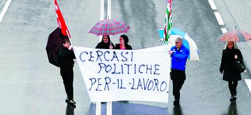 Crisi del tessile: i lavoratori manifestano in Valle Seriana nel 2008