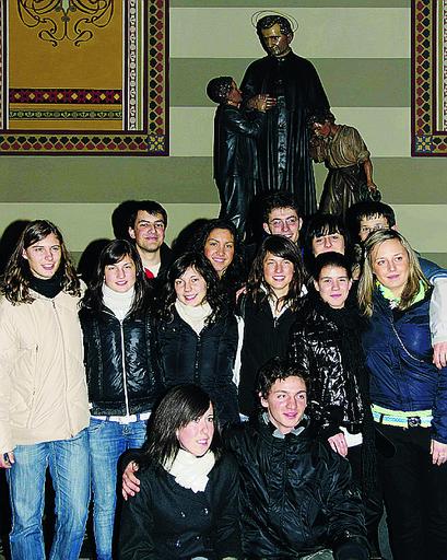 I 18enni che nel 2009 hanno portato la statua in processione