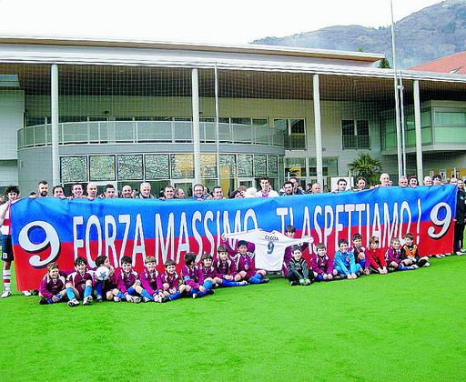 Lo striscione per Massimo Caccia a Gandino