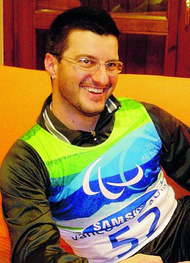 Luca Carrara con il pettorale che avrebbe indossato in gara