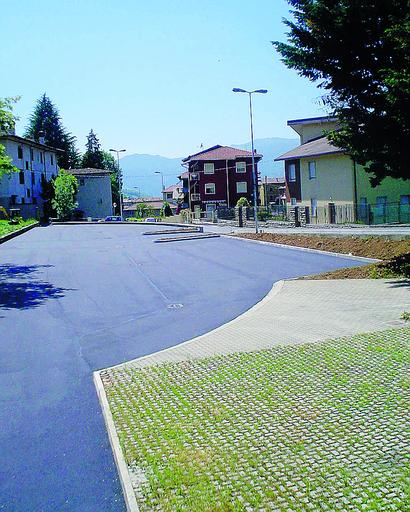 Il parcheggio di via Pascoli a Gandino, con annessa area camper
