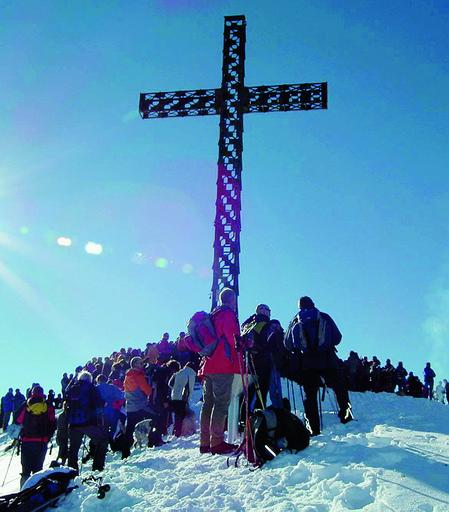 Gli escursionisti giunti in vetta al Formico per Capodanno