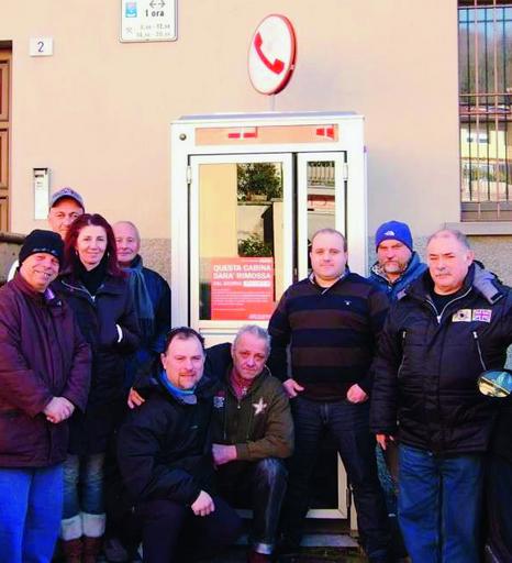 Alcuni barzizzesi davanti alla cabina salvata