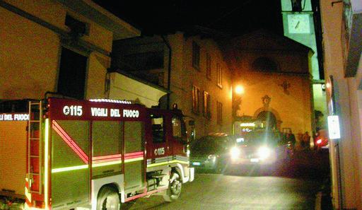 I vigili del fuoco a Gandino sulla strada in cui è caduta la frana