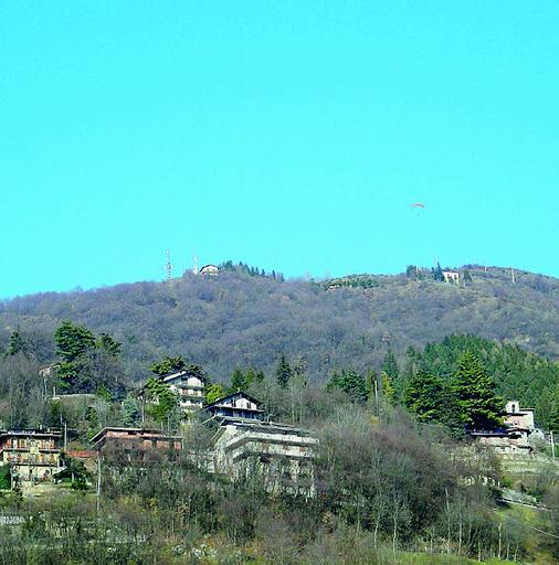 L'area della chiesa di San Lorenzo a Barzizza (sulla destra) e la zona residenziale (a sinistra), dove vive la famiglia Bosio
