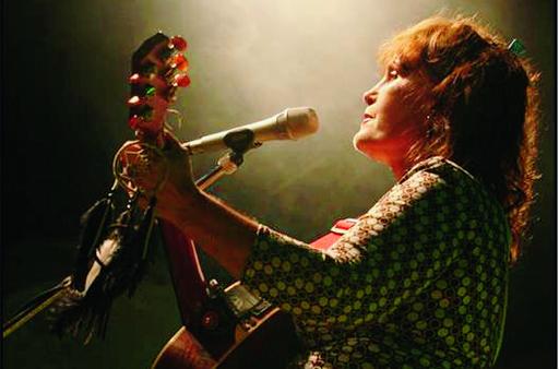 Un'immagine d'archivio di Cathryn Craig in concerto. Domani si esibisce a Gandino