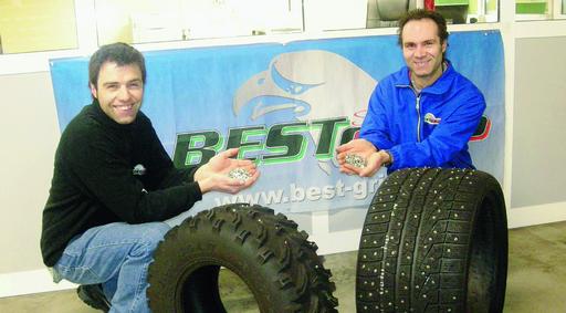 Da sinistra, Remo e Luca Maffeis, i due fratelli titolari della Best Grip di Gandino con i loro chiodini artiglianti