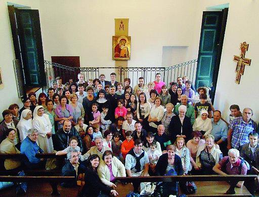 Suor Maria Fedele insieme a parenti e compaesani dopo la professione