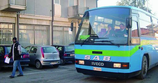 Un pullman di linea in transito a Gandino