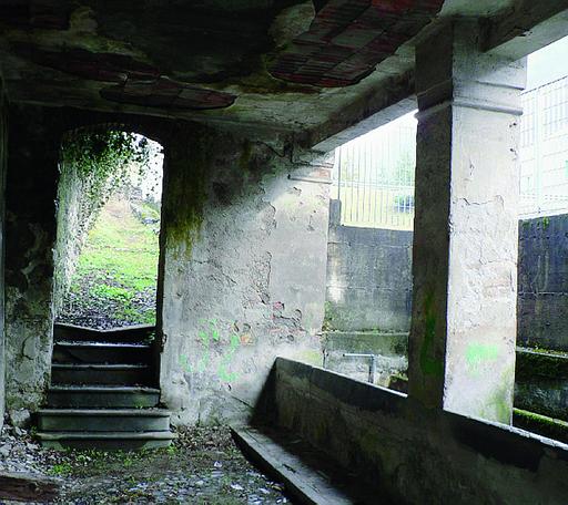 Il lavatoio pubblico di via Ciro Menotti, senz'acqua da aprile