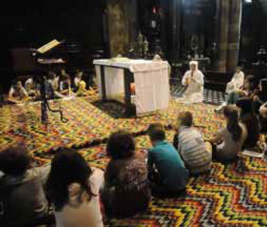 Suor Edvige Tomasini incontra i bambini nella basilica di Gandino